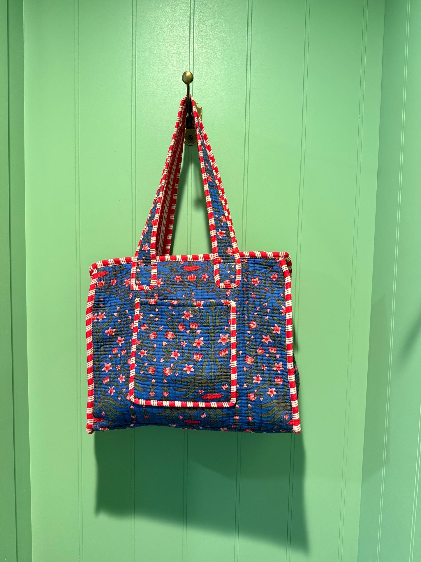 Hand blocked flower print cotton quilt bag zipper tote bag / tote bag with zipper and front pockets/ beach bag / floral blue cotton tote - Chickticks