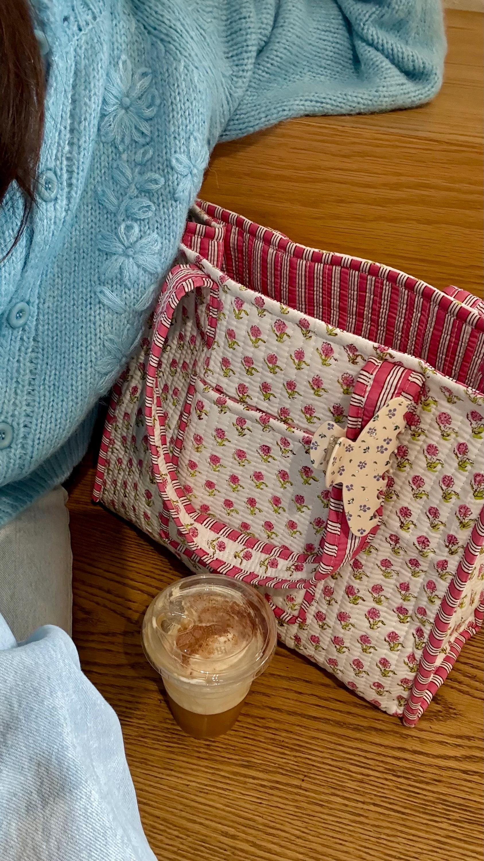 Handblocked White Floral Print Cotton Quilt Tote Bag. Large Tote Bag with Pockets. Multifunctional Tote Bag. Everyday Tote Bag. Holiday bag